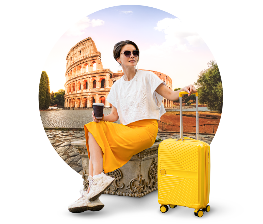 Vrouw met gele koffer zit voor het Colosseum tijdens het reizen